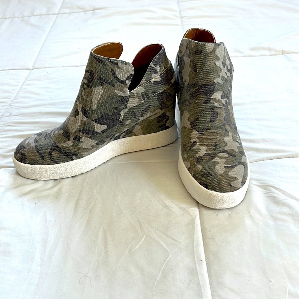 Khaki Camouflage Fabric Wedge Woman’s Shoe. Size 7 NWT